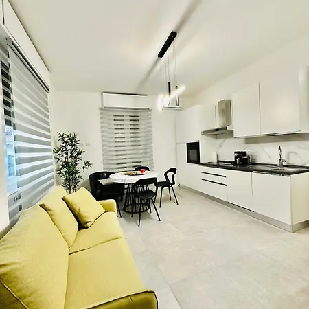 Dolce Garden - Private Parking, Self Check In Apartmán